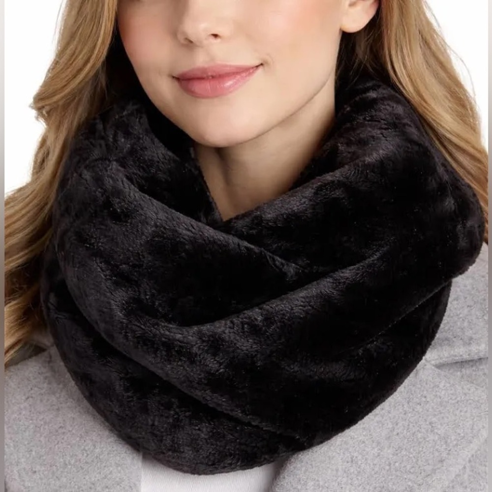 Liz Claiborne Cozy Casual Everyday Black Faux Fur Infinity Scarf 🆕